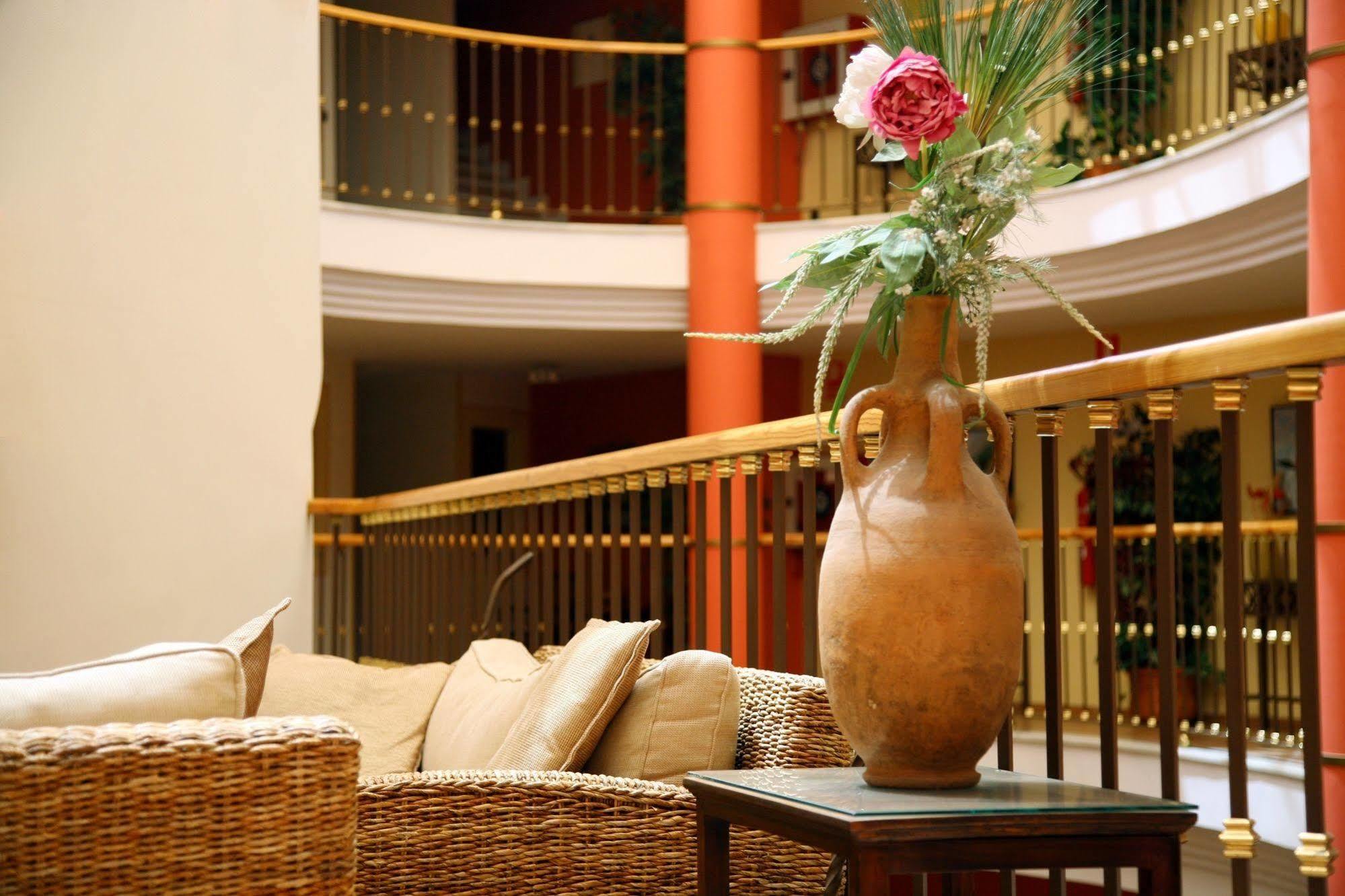 Ele Santabarbara Hotell Castilleja de la Cuesta Eksteriør bilde